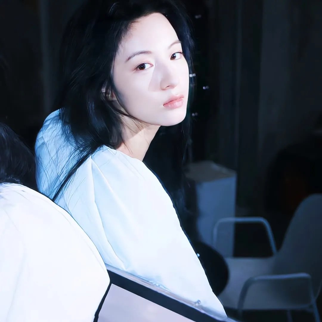 坐推土机的少女